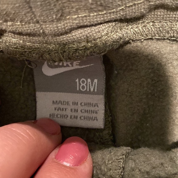 ♦️5 for $15♦️ kids Nike green sweat pant - Picture 3 of 4